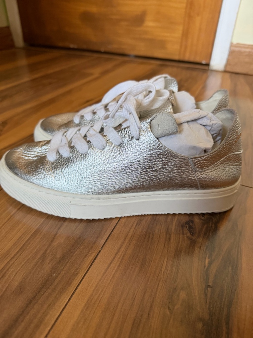 Sam Edelman Metallic Silver Low-Top Lace-Up Sneakers - Picture 3 of 8